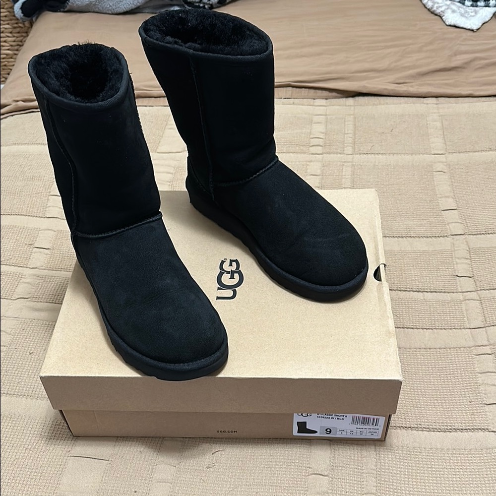 UGG Classic Short II - Classic Boots - Women’s Size 9